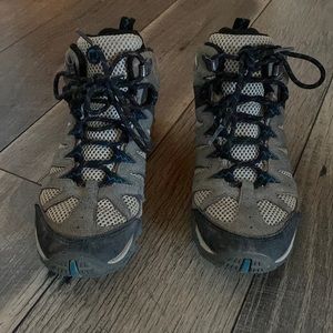 Ladies Merrell Hiking Boots - like new- barely worn- perfect tread - size 6.5